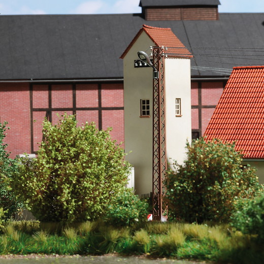 Gittermastleuchte, verrostet