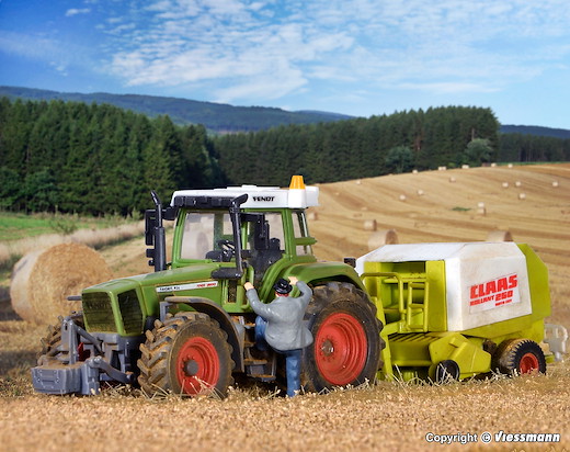H0 FENDT Traktor mit Anbaugeräten