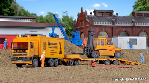 H0 DAF Zugmaschine mit Tiefladeanhänger und Stapler