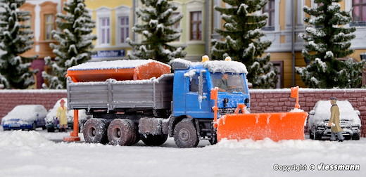 H0 MB ACTROS mit Schneepflug und Streugerät