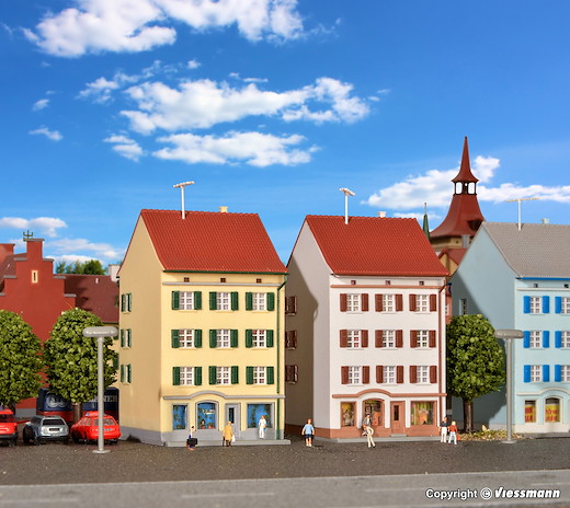 Z Mehrstöckiges Wohnhaus mit Ladengeschäft, 2 Stück