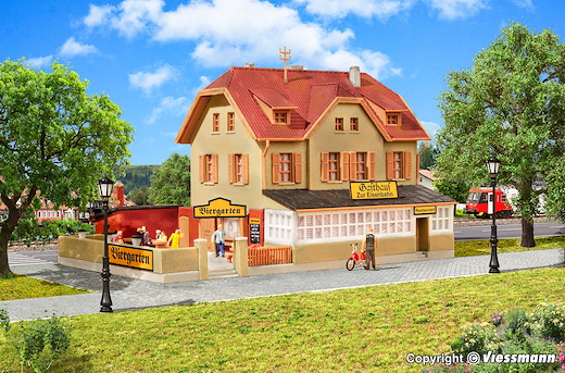 N Gasthaus zur Eisenbahn mit Biergarten