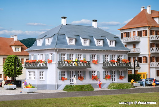 N Stadthaus mit Balkon und Terrasse