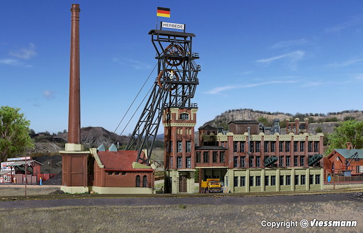 N Förderturm mit Maschinenhaus und Kohlewäschegebäude