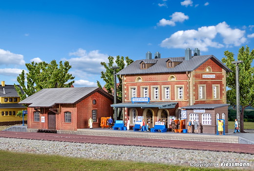 N Bahnhof Rauenstein mit Güterschuppen