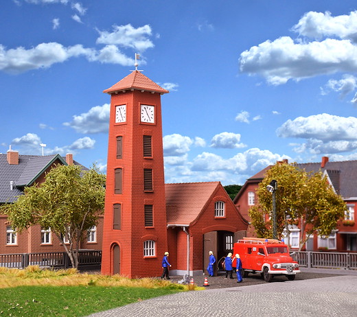 H0 Feuerwehrhaus Bahlburg-Lüneburg mit Fahrzeug Ford FK 2500