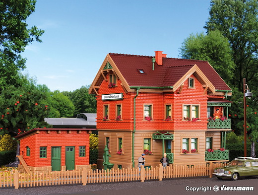 H0 Bahnwärterhaus Esslingen mit Hühnerstall und Gartenzaun