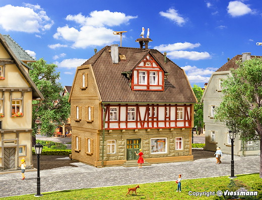 N Wohnhaus mit Storchennest
