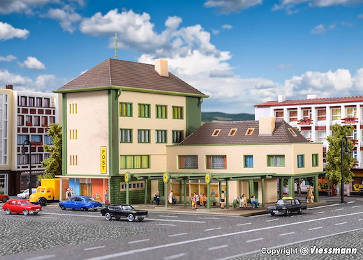 N Postamt mit Nebengebäude und Bushaltestelle
