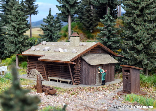 N Jagdhütte mit Brunnen und Häuschen mit Herz
