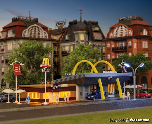 N McDonald`s Schnellrestaurant mit McCafé
