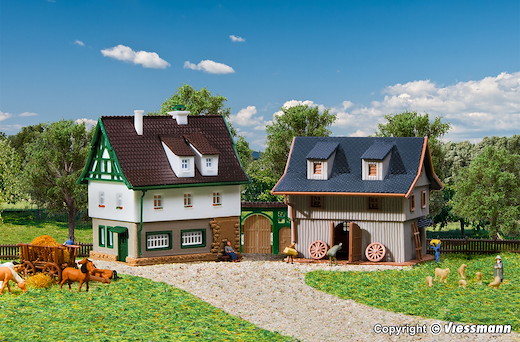 Z Bauernhaus mit Scheune und Hoftor